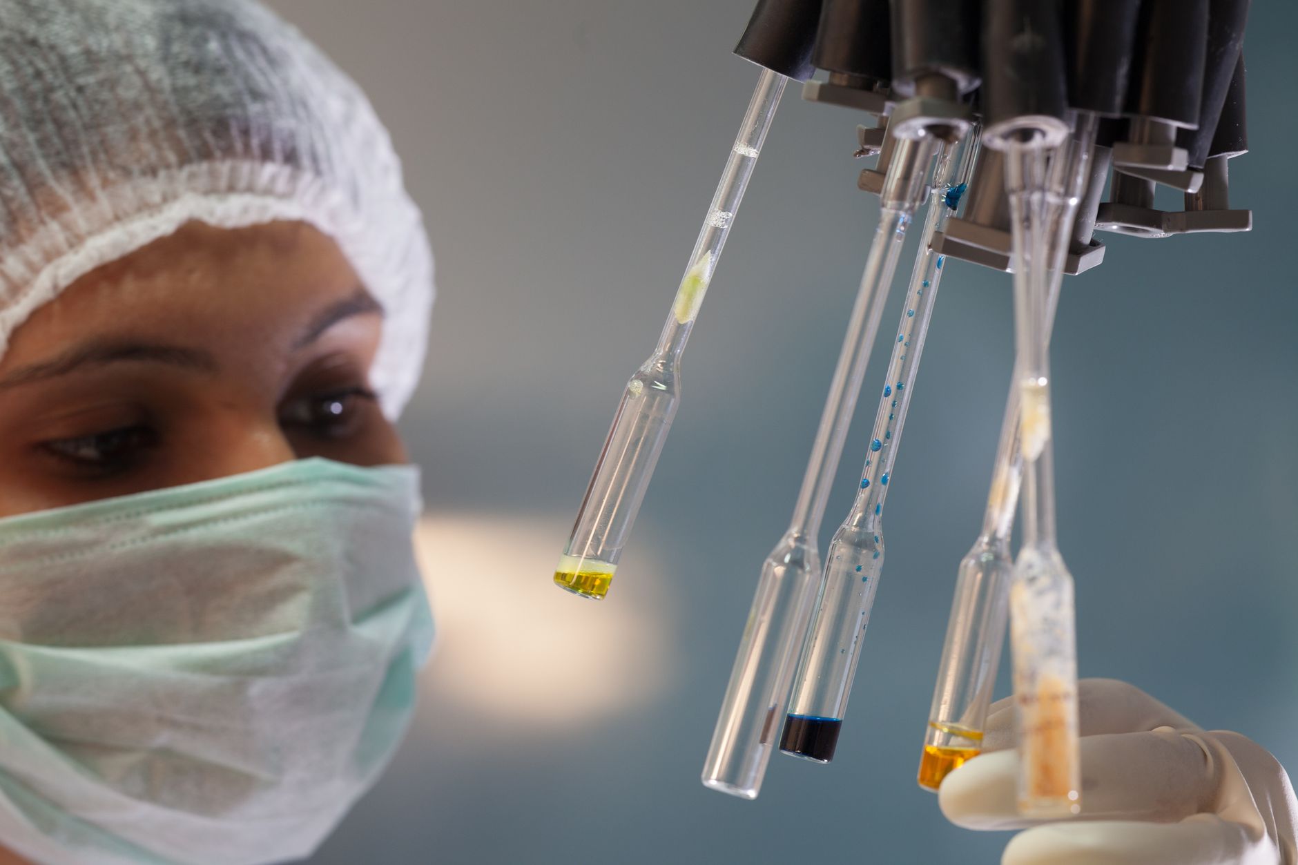 Investigadora joven manipulando tubos de ensayo en un laboratorio de biotecnología