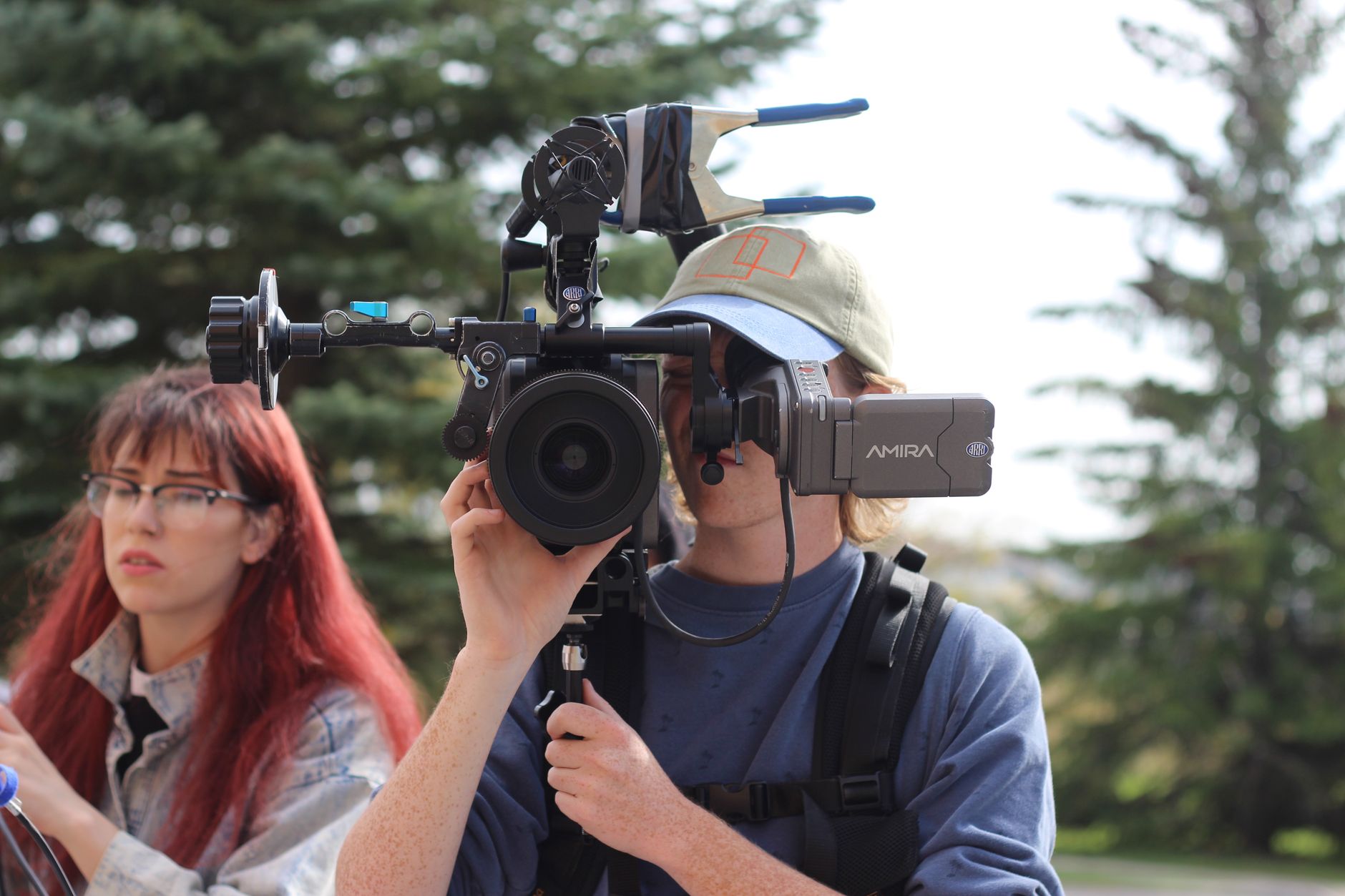 Equipo joven grabando con una cámara profesional durante un rodaje