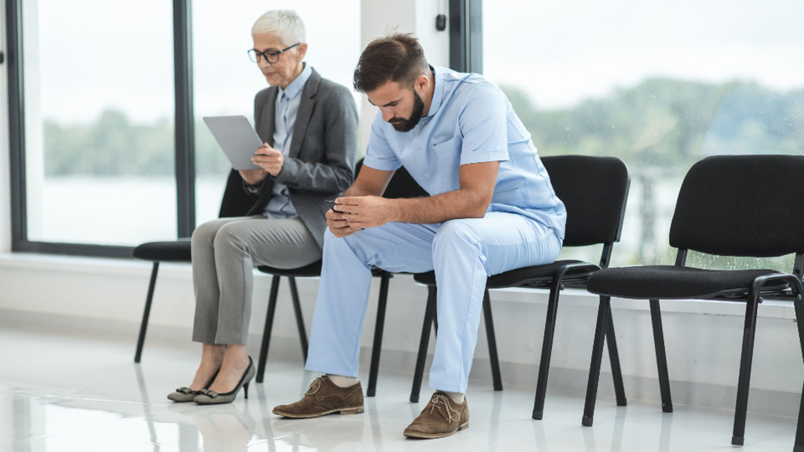 Profesional de Enfermería atendiendo a una paciente hospitalizada
