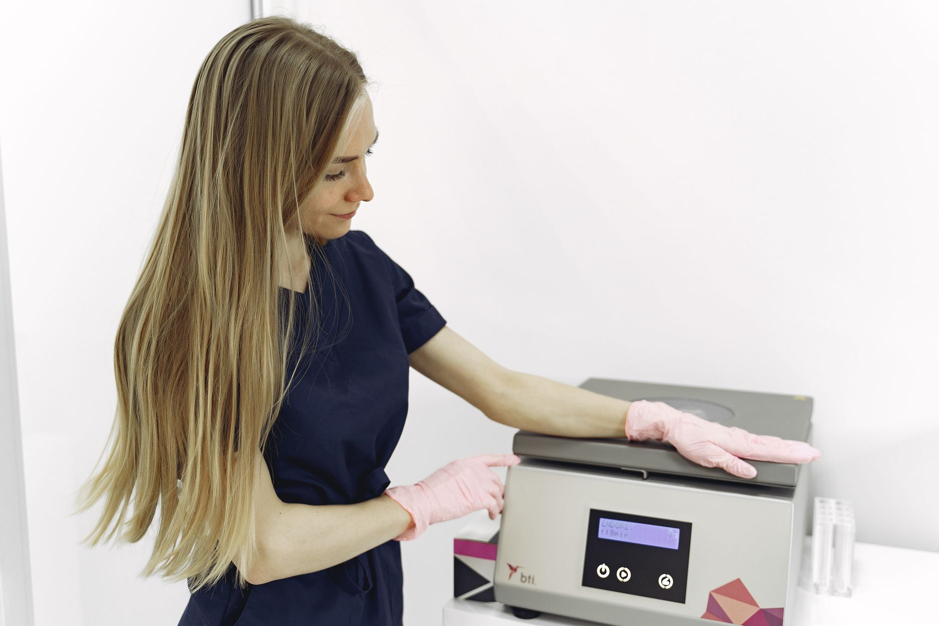 Ingeniera joven operando equipo de laboratorio biomédico