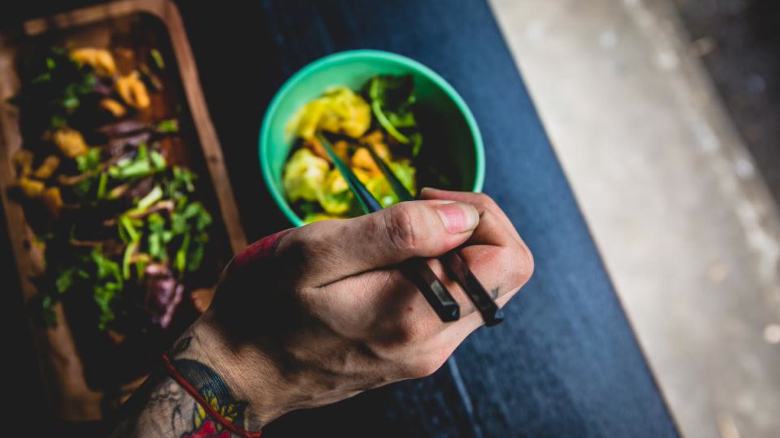 Profesional de nutrición revisa documentación junto a alimentos frescos