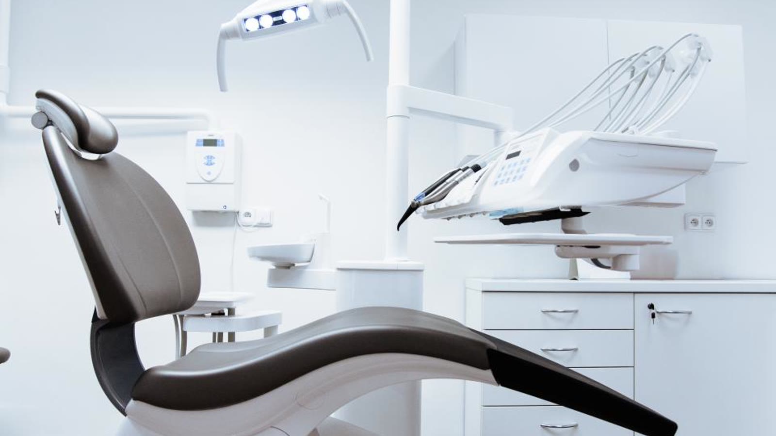 Profesional de Odontología con espejo y explorador dental