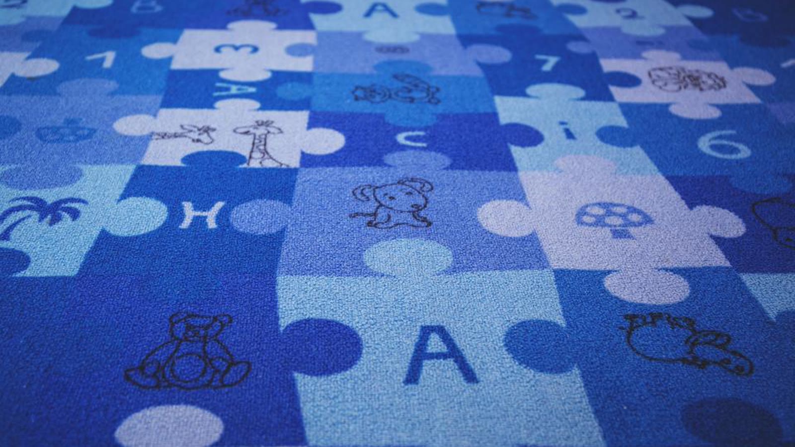 Terapeuta ocupacional practica con un paciente una actividad cotidiana adaptada