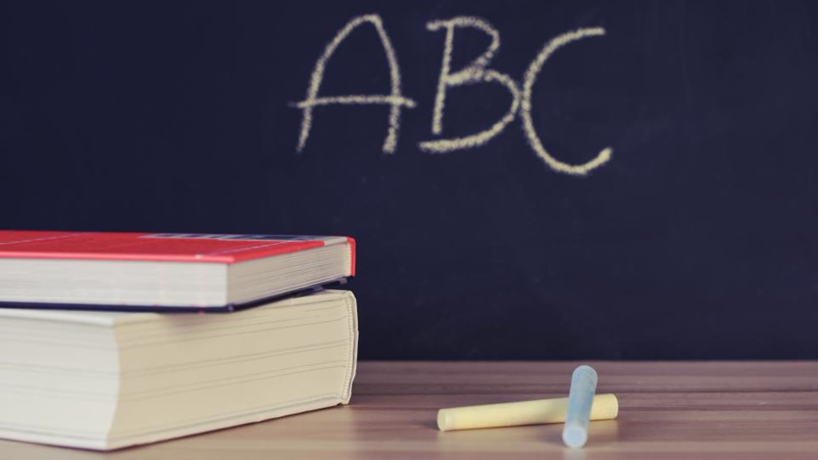 Orientadora educativa acompaña a una alumna durante una actividad