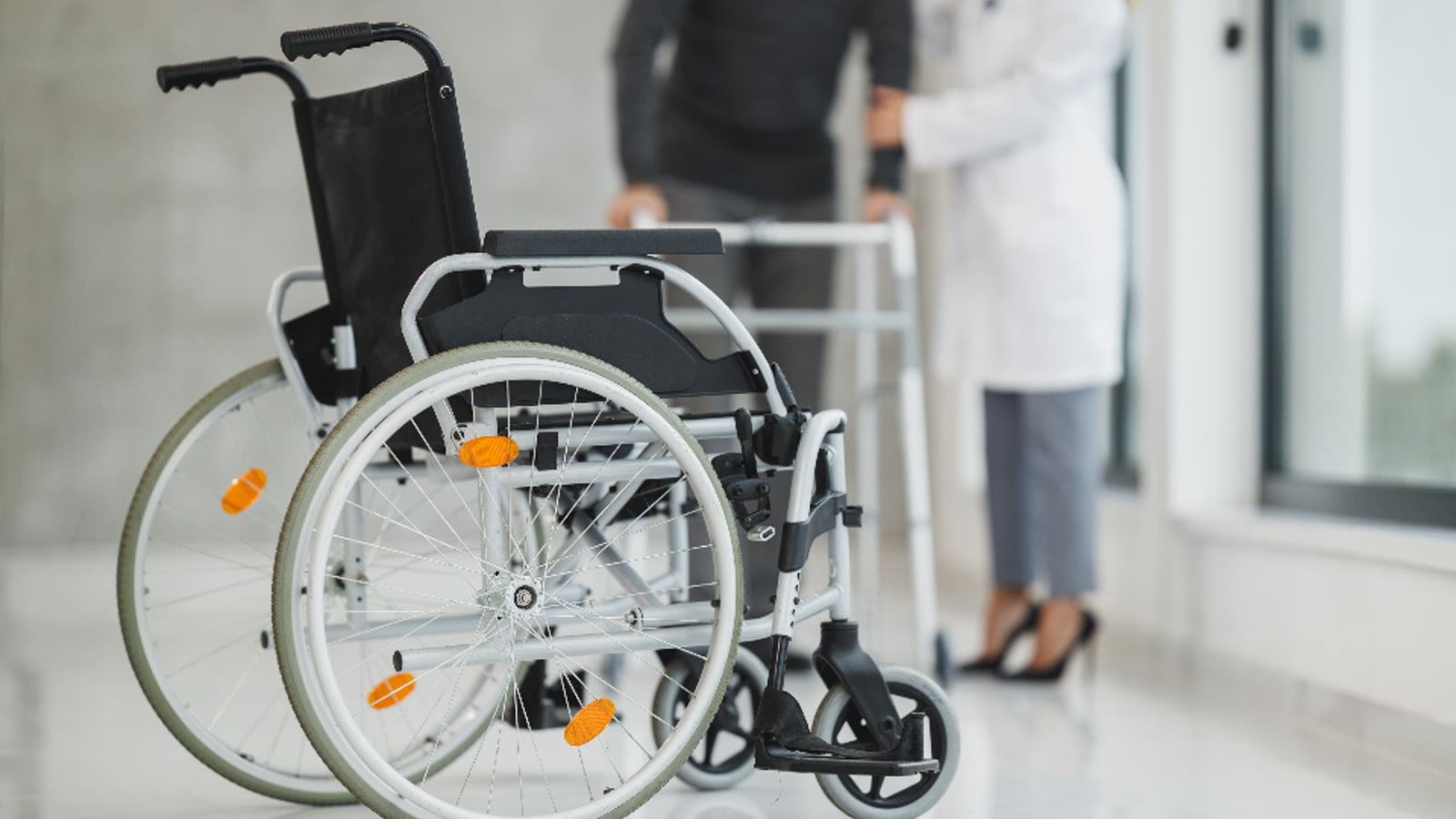Profesional sanitaria revisa datos de actividad en una consulta
